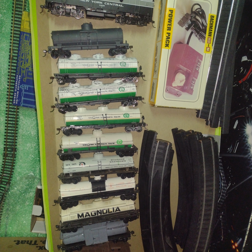 Magnolia Model Train Tank Car Set - Black, Green, White
